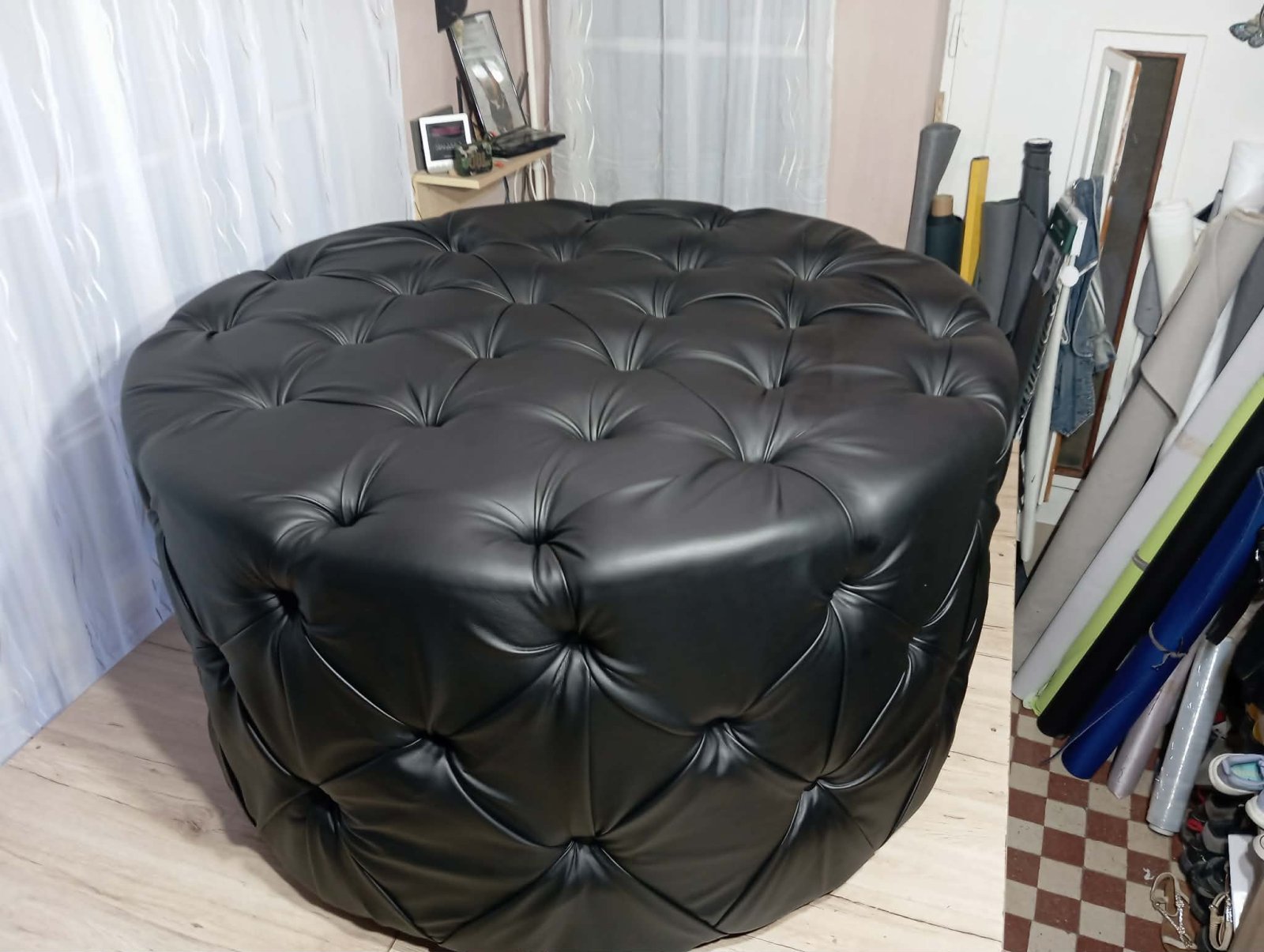 Modway Amour, Erotikus zsámoly